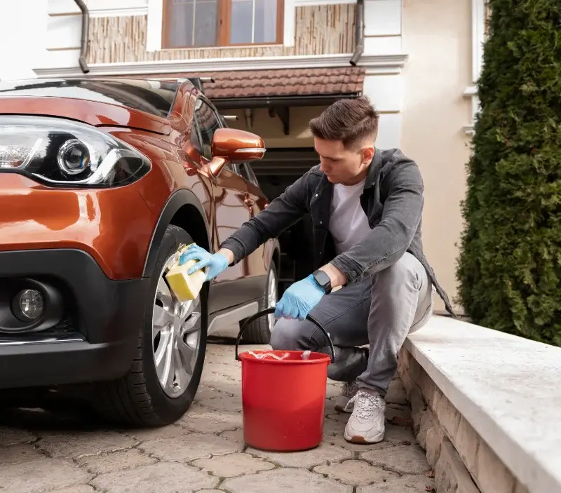 Lavage auto à domicile Le Gault-Soigny : professionnel intervenant sur un véhicule